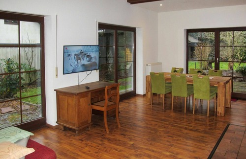 Murchin House | Wonderful private villa for 6 guests with WIFI, TV, terrace and parking