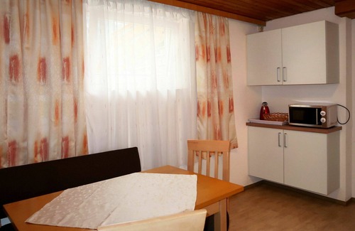 Pfunds House | Wonderful private villa for 15 guests with WIFI, TV, patio and parking
