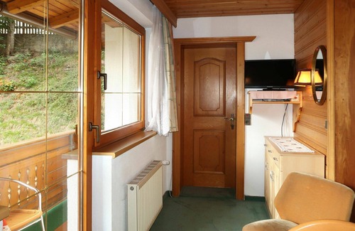 Pfunds House | Wonderful private villa for 15 guests with WIFI, TV, patio and parking