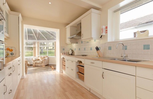 Maybole Villa | Wonderful private villa for 8 guests with TV, patio, pets allowed and panoramic view