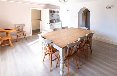 Fivelanes House | Wonderful private villa for 9 guests with WIFI, hot tub, TV, patio, pets allowed and parking