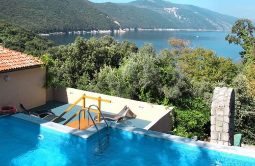 Merag House | Wonderful private villa with private pool, A/C, WIFI, TV, patio, pets allowed and parking