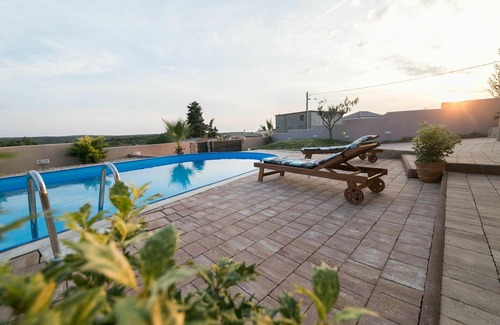 Razanac House | Wonderful private villa for 6 guests with WIFI, private pool, hot tub, A/C, TV and terrace