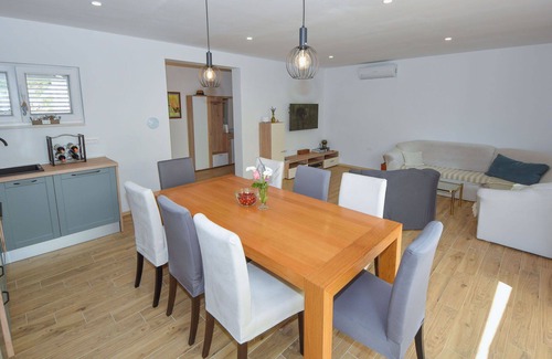 Iz House | Wonderful private villa for 6 guests with A/C, WIFI, TV, terrace, pets allowed and parking