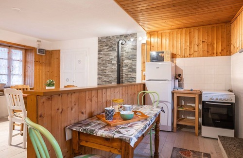 Armeno House | Wonderful private villa for 4 people with WIFI, TV, patio, pets allowed and parking