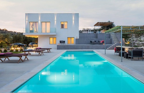 Avola Villa | Wonderful private villa for 9 guests with private pool, A/C, WIFI, TV, terrace and panoramic view