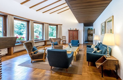Neuhaus House | Wonderful property with spacious garden and mountain view