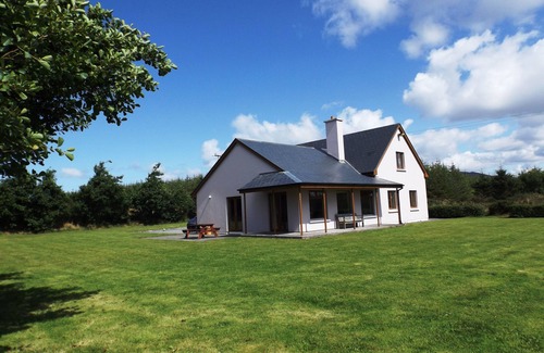 Emlaghmore House | Wonderful Sea Views, Walks, Hiking, Beaches, Fishing, Family Friendly, WiFi