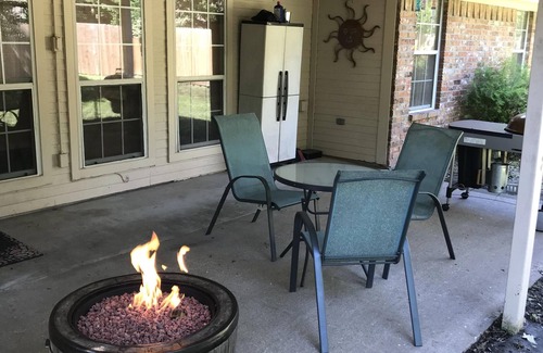 Southern Plantation House | Wonderful, Spacious, Upscale Game Day home just 5 miles from Kyle Field!