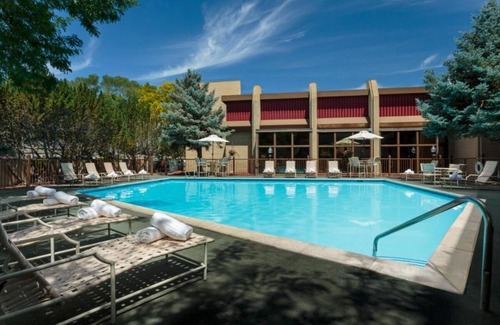 Elko Hotel | Wonderful Stay! 3 Sleek Units, Outdoor Pool, FREE Parking, Pets Allowed!