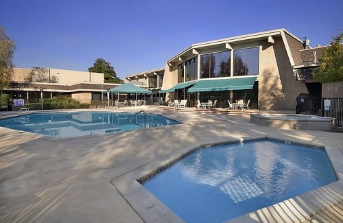 Redding Resort | Wonderful Stay! Pool, Parking Pets Allowed, Near Turtle Bay Exploration Park!