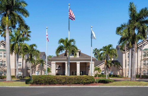 Villas Apartment | Wonderful Vacation Stay! FREE Breakfast and Parking, Near Eagle Ridge Golf Club!