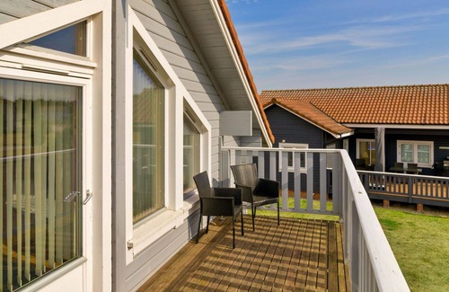 Hopton House | Wonderful villa for 4 people with hot tub, WIFI, balcony and parking