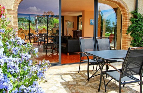 Guardistallo Villa | Wonderful villa for 6 people with WIFI, private pool, TV, pets allowed, panoramic view and park.