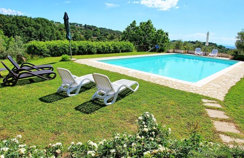 Guardistallo Villa | Wonderful villa for 6 people with WIFI, private pool, TV, pets allowed, panoramic view and park.