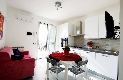 Piane Vecchie Villa | wonderful villa a few steps from the sea with terrace and garden, sleeps 6
