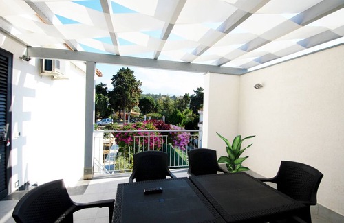Piane Vecchie Villa | wonderful villa a few steps from the sea with terrace and garden, sleeps 6