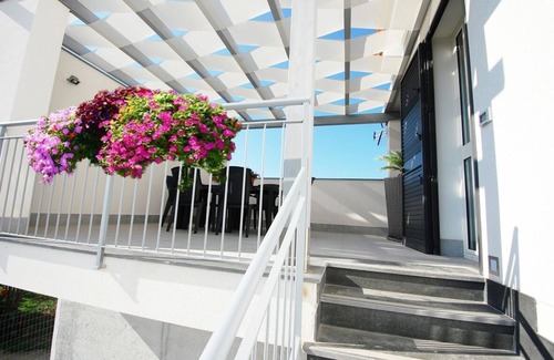 Piane Vecchie Villa | wonderful villa a few steps from the sea with terrace and garden, sleeps 6