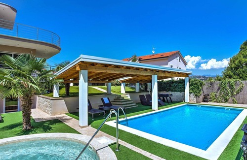 Pobri House | Wonderful villa for 10 guests with private pool, WIFI, A/C, hot tub, TV and patio