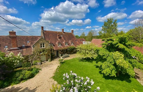 Wincanton House | Wonderful villa for 16 guests with WIFI, terrace and pets allowed