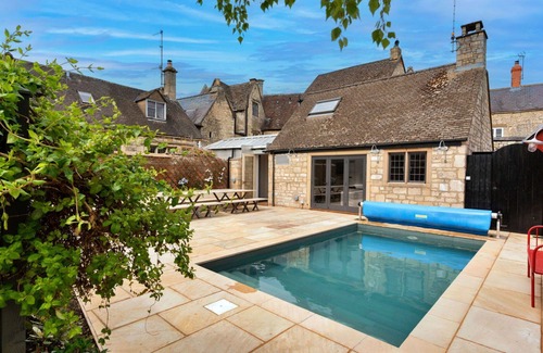 Painswick House | Wonderful villa for 19 people with WIFI, pool, TV, pets allowed and parking