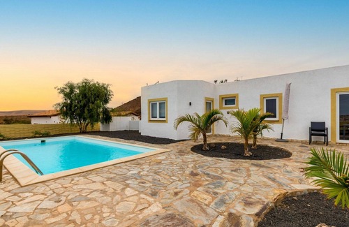 Parque Holandes House | Wonderful villa for 6 guests with WIFI, private pool, TV, terrace and parking