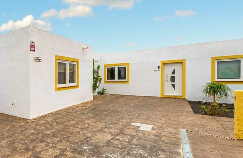 Parque Holandes House | Wonderful villa for 6 guests with WIFI, private pool, TV, terrace and parking