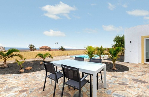 Parque Holandes House | Wonderful villa for 6 guests with WIFI, private pool, TV, terrace and parking