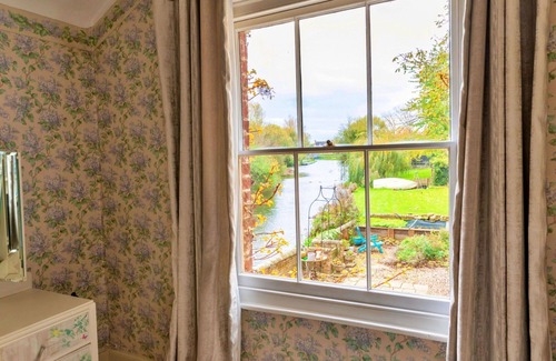 Thrapston House | Wonderful villa for 8 people with WIFI, TV, terrace and pets allowed