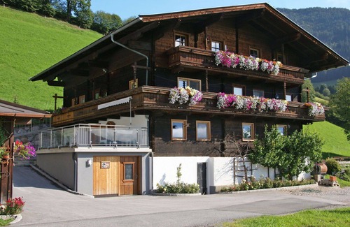 Piesendorf Villa | Wonderful villa for 16 guests with WIFI, TV and terrace