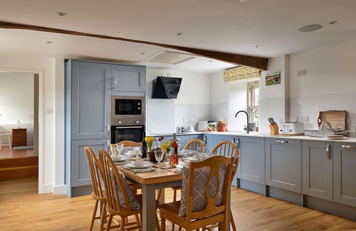 Llandrillo House | Wonderful villa for 4 guests with WIFI, hot tub, TV, terrace and parking