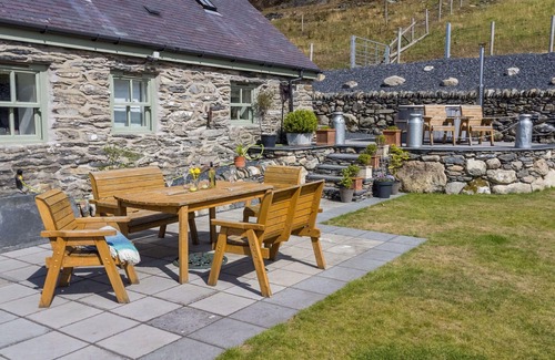 Llandrillo House | Wonderful villa for 4 guests with WIFI, hot tub, TV, terrace and parking
