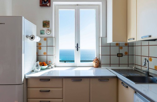 Ospedaletti House | Wonderful villa for 7 guests with WIFI, private pool, TV and terrace