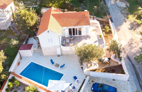 Splitska Villa | Wonderful villa W big pool & sunny terrace near the sea