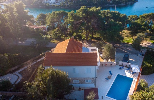 Splitska Villa | Wonderful villa W big pool & sunny terrace near the sea