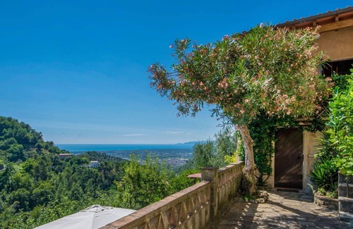 Pedona House | Wonderful villa with private pool, WIFI, TV, terrace and pets allowed, close to Viareggio
