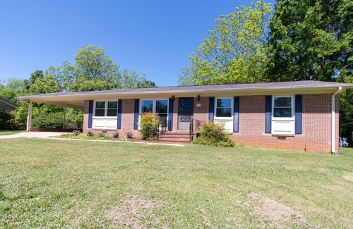 Green Acres House | Wonderfully Comfy Athens Abode