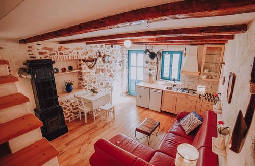 Preko House | Wonderfully renovated vacation house on Ugljan, opposite Zadar.