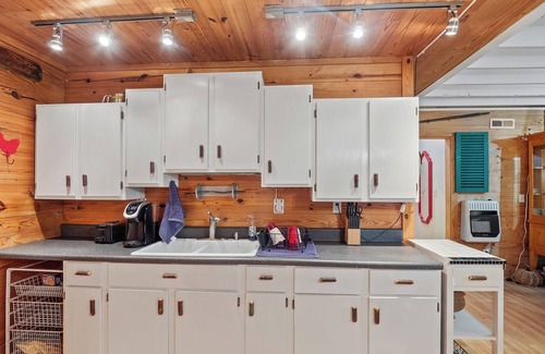 Bremen House | Wonderland Cabin: 3 BR, 2 BA in Bremen, Sleeps 10