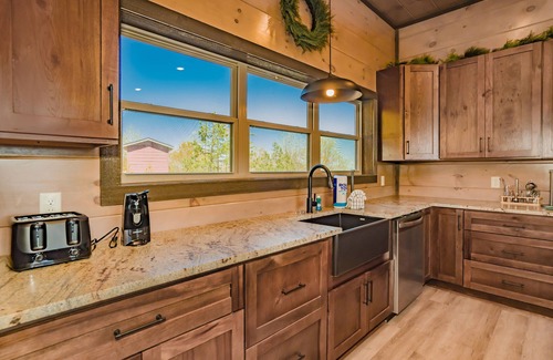 Bluff Mountain Cabin | Wonderland Lodge: Mtn Views, Pool, S/Secluded, Games Theater, wifi, hot tub.