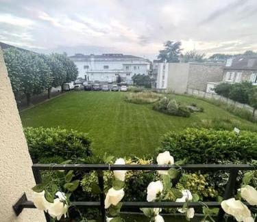 Deuil-la-Barre Apartment | WonderSuite appartement - centre ville avec parking couvert -15mn de Paris et 10 mn de Stade de France, wifi, Netflix