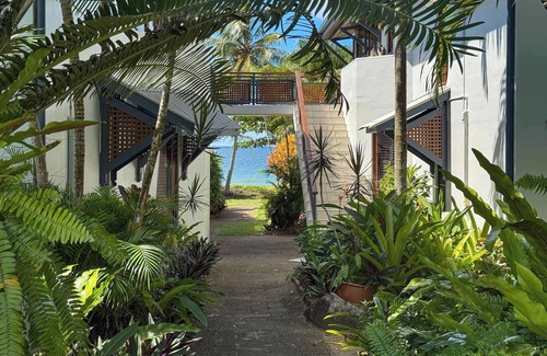Wongaling Beach Apartment | Wongalinga Absolute Beachfront ~ Tropical Oasis