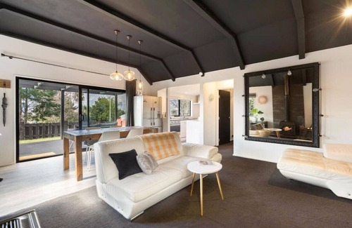 Fernhill House | Wood fire inside, bath and views of the Remarkable mountains