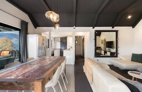 Fernhill House | Wood fire inside, bath and views of the Remarkable mountains