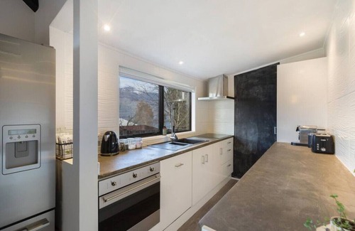 Fernhill House | Wood fire inside, bath and views of the Remarkable mountains