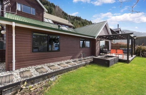 Fernhill House | Wood fire inside, bath and views of the Remarkable mountains