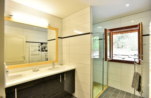 Les Artigues-de-Lussac House | Wood house in the heart of nature