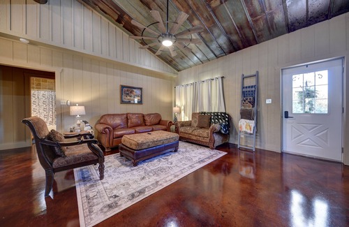 Brenham House | Wooded lot with pond, deer feeder, 3 minutes to downtown Brenham.