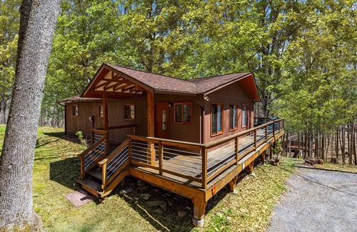 Berkeley Springs House | Wooded Nest, Cozy 3BR Chalet Near Spas & Hiking