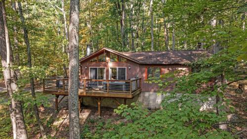 Berkeley Springs Ski Chalet | Wooded Nest, Cozy 3BR Chalet Near Spas, Downtown Berkeley Springs & Hiking
